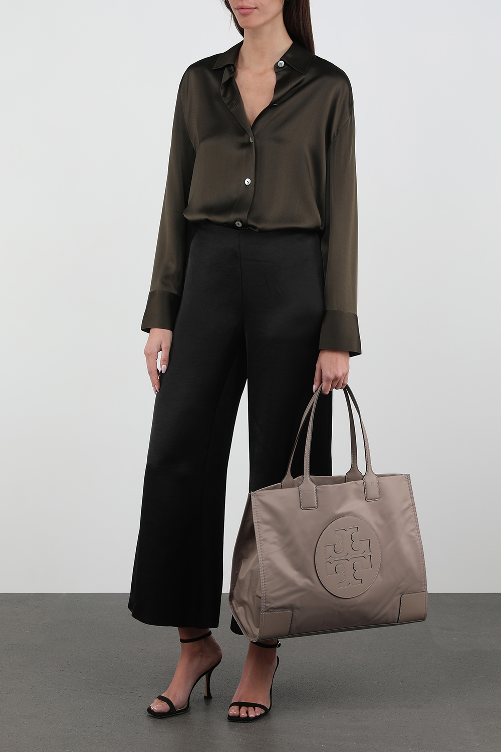 מכנסי סאטן מתרחבים בגוון שחור